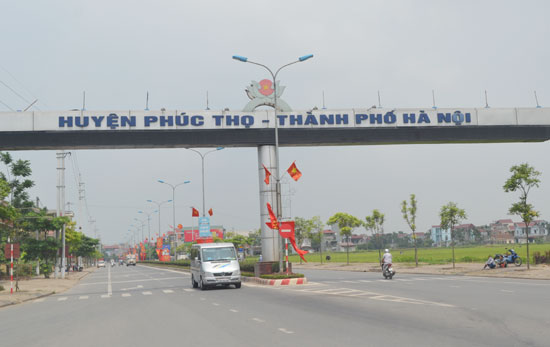 Tuyến Quốc lộ 32 chạy qua địa bàn thị trấn Phúc Thọ. 	Ảnh: Quang Thiện
